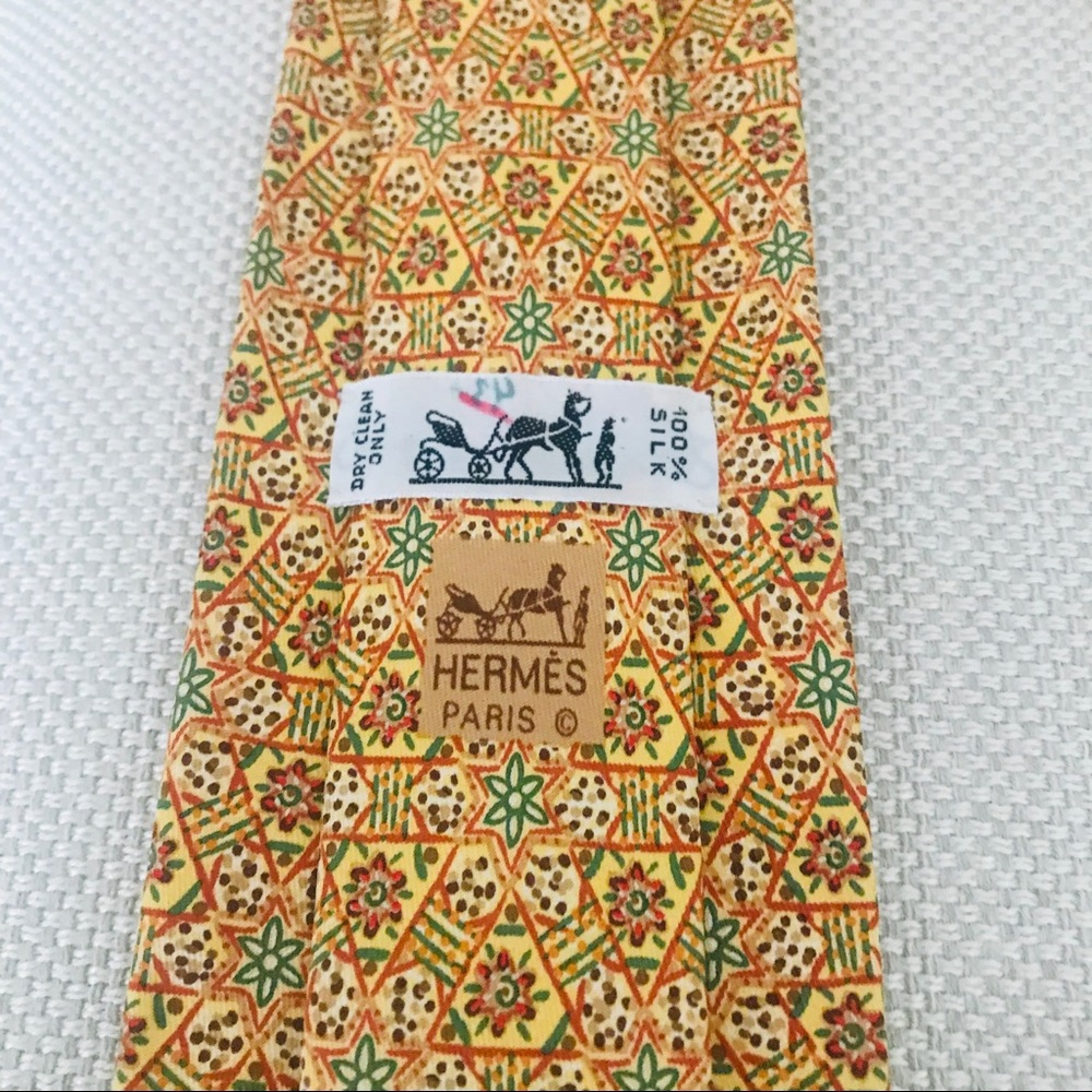 Hermès Silk Tie: Geometric Floral Print Pattern